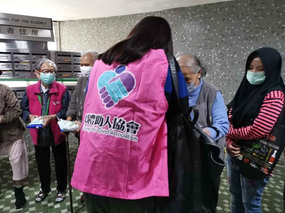 義工向長者介紹或送贈物資。