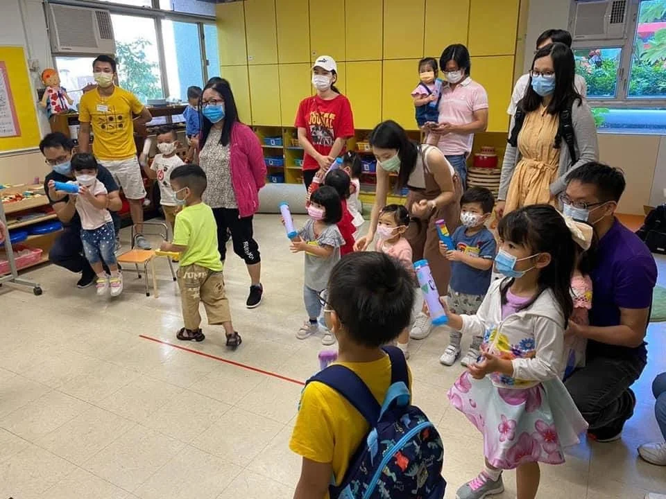 家長及孩子參與親子互動遊戲。