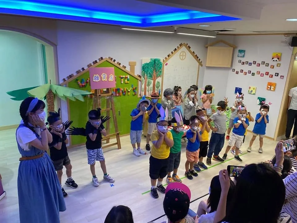 免費暑假學習班成果表演花絮；包括活動合照、兒童魔術及戲劇表演、展示證書的場面。